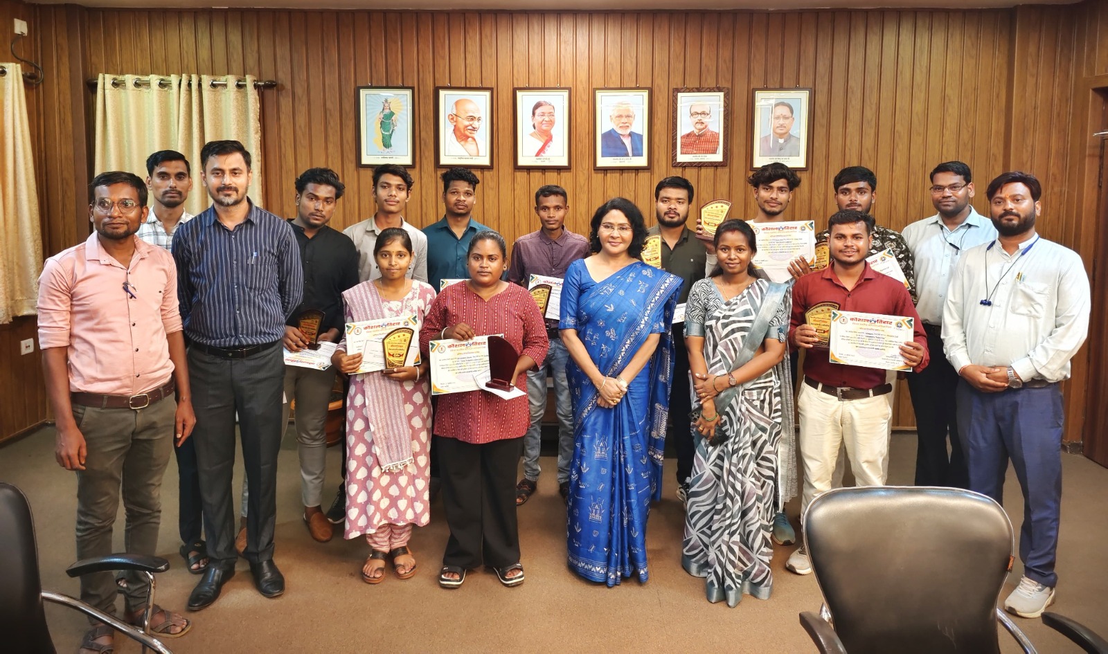 कौशल तिहार 2025: कलेक्टर ने कौशल प्रतियोगिता के विजेताओं को प्रदान किया प्रमाण पत्र एवं प्रतीक चिन्ह कौशल तिहार 2025: कलेक्टर ने कौशल प्रतियोगिता के विजेताओं को प्रदान किया प्रमाण पत्र एवं प्रतीक चिन्ह