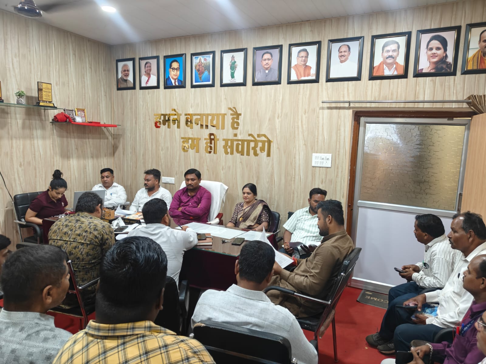 प्रीतम ठाकुर और गायत्री सुनील चंद्राकर ने सड़क बत्ती, पेयजल, सफाई को लेकर दिए आवश्यक निर्देश प्रीतम ठाकुर और गायत्री सुनील चंद्राकर ने सड़क बत्ती, पेयजल, सफाई को लेकर दिए आवश्यक निर्देश