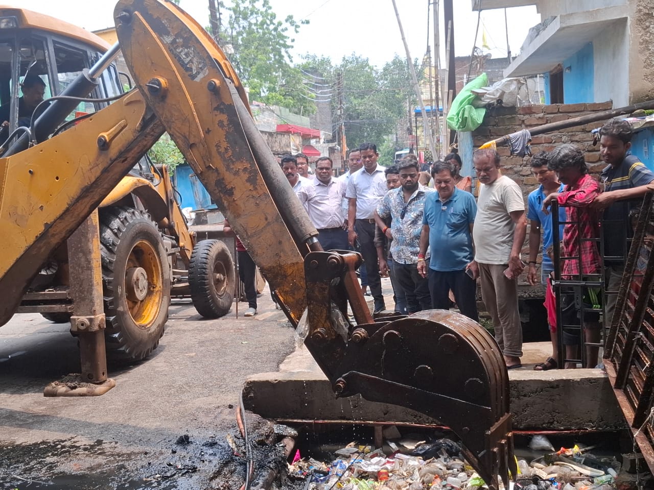 अमर गिदवानी ने राजेन्द्र नगर के ओव्हर फ्लो नाले की सफाई करवाकर गंदे पानी की निकासी कराई अमर गिदवानी ने राजेन्द्र नगर के ओव्हर फ्लो नाले की सफाई करवाकर गंदे पानी की निकासी कराई