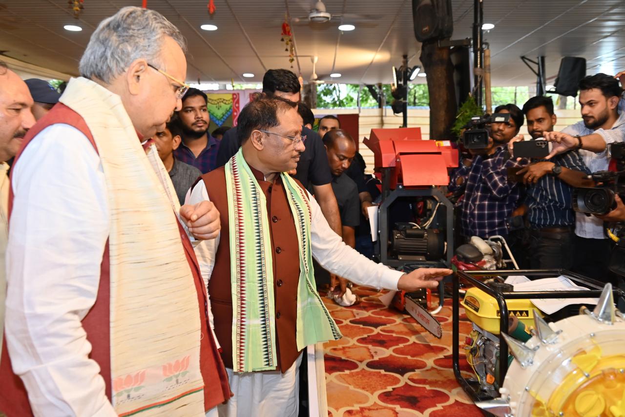 मुख्यमंत्री निवास में हरेली उत्सव: दिखी परंपरा और प्रगति की अनूठी झलक मुख्यमंत्री निवास में हरेली उत्सव: दिखी परंपरा और प्रगति की अनूठी झलक