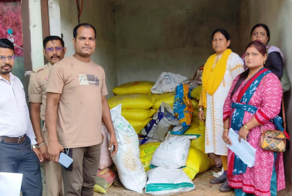 उर्वरक की कालाबाजारी करने वालों पर की गई कार्रवाई उर्वरक की कालाबाजारी करने वालों पर की गई कार्रवाई