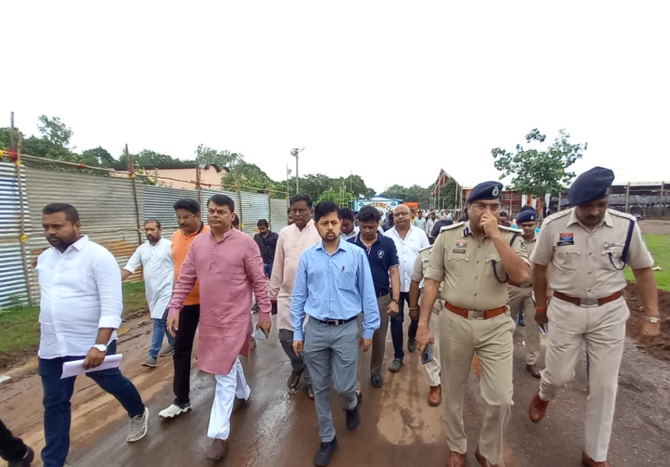 कलेक्टर एसपी पहुंचे, शिव महापुराण आयोजन स्थल के व्यवस्था का निरीक्षण करने। कलेक्टर एसपी पहुंचे, शिव महापुराण आयोजन स्थल के व्यवस्था का निरीक्षण करने।