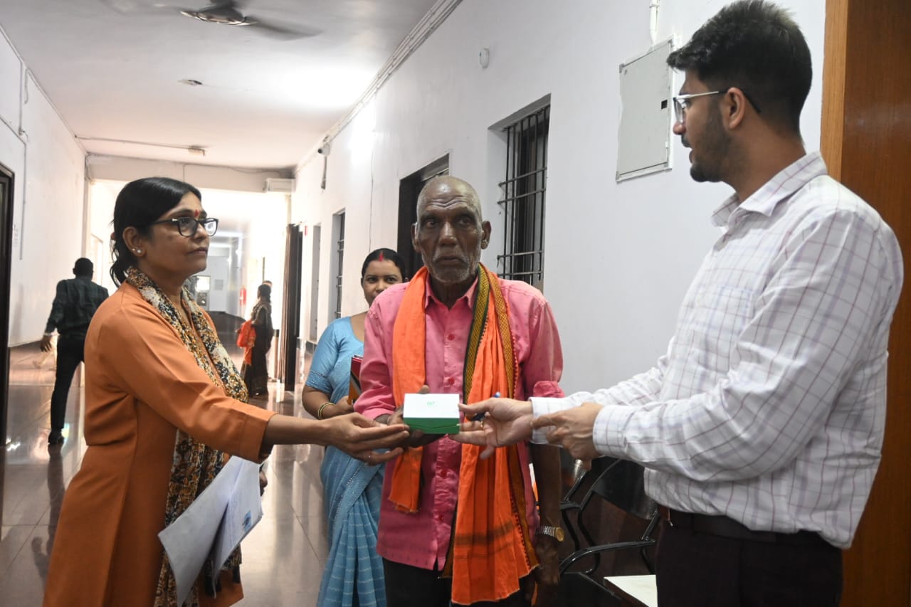 श्रवण यंत्र मिलने से वर्षों से सुनने में असमर्थ कली राम के जीवन में आई नई उम्मीदें श्रवण यंत्र मिलने से वर्षों से सुनने में असमर्थ कली राम के जीवन में आई नई उम्मीदें