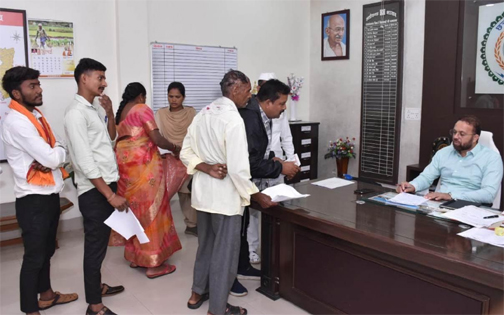 कलेक्टर ने गंभीरतापूर्वक जनसामान्य की सुनी शिकायत एवं समस्याएं कलेक्टर ने गंभीरतापूर्वक जनसामान्य की सुनी शिकायत एवं समस्याएं