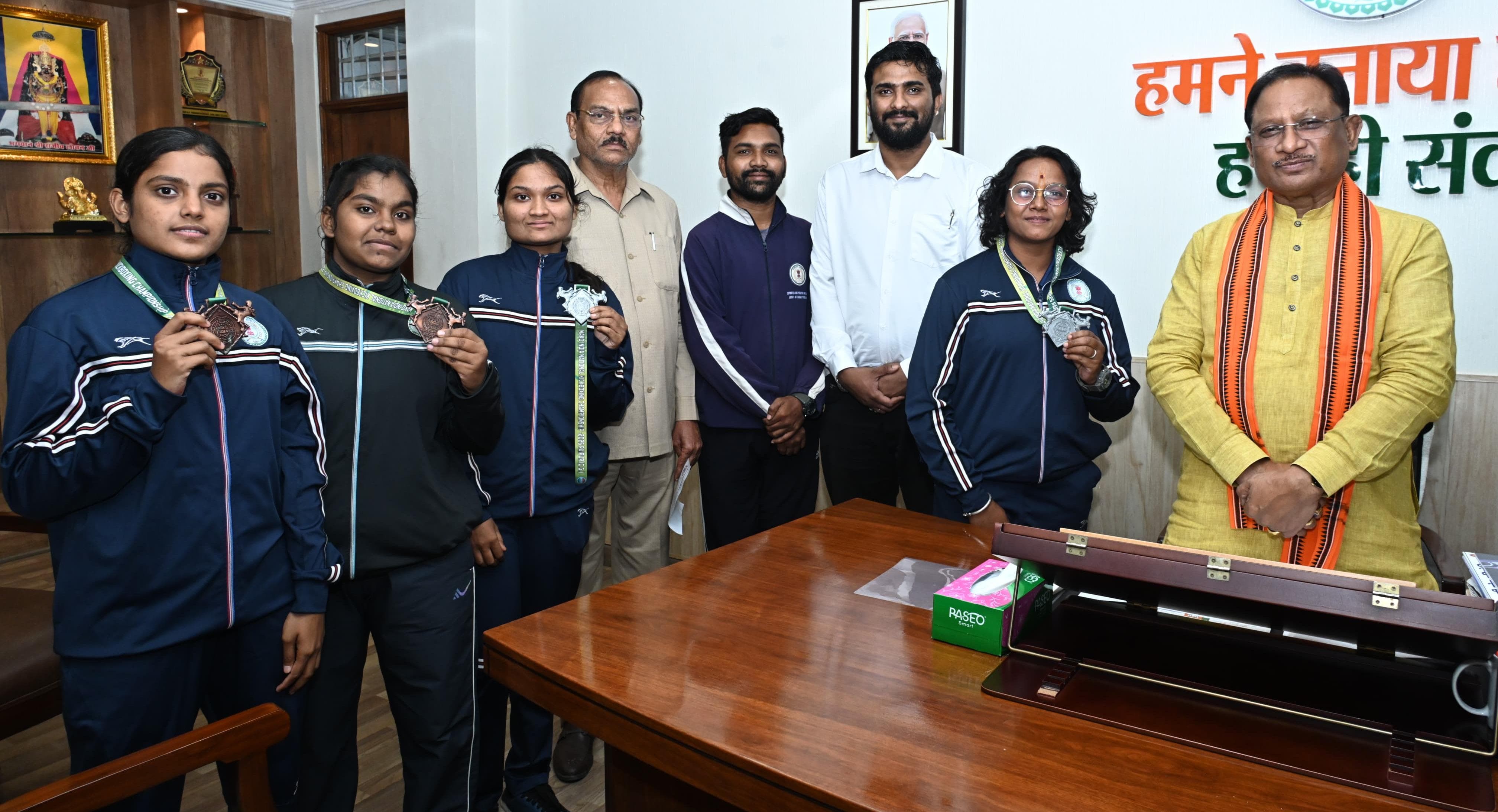 मुख्यमंत्री श्री साय से किक बॉक्सिंग पदक विजेता खिलाड़ियों ने की सौजन्य मुलाकात मुख्यमंत्री श्री साय से किक बॉक्सिंग पदक विजेता खिलाड़ियों ने की सौजन्य मुलाकात