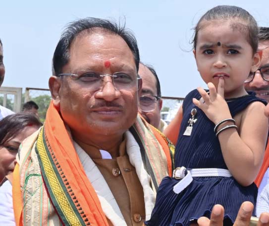 नन्ही सृष्टि को गोद में उठाकर मुख्यमंत्री ने रच दिया अपनत्व और स्नेह का अविस्मरणीय पल नन्ही सृष्टि को गोद में उठाकर मुख्यमंत्री ने रच दिया अपनत्व और स्नेह का अविस्मरणीय पल