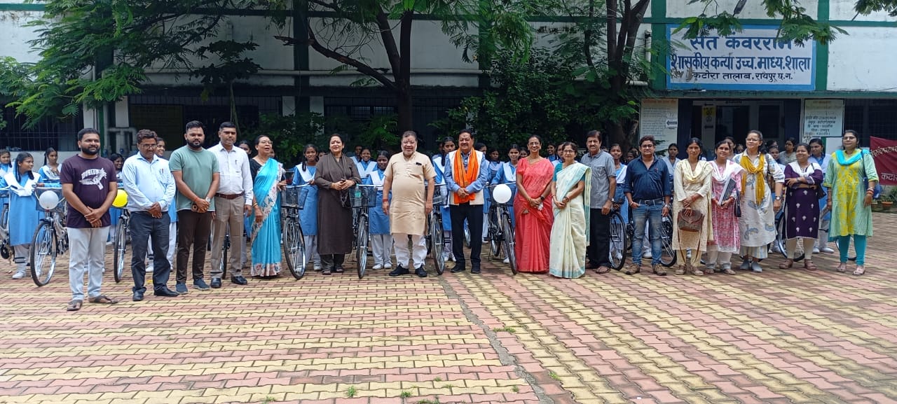 महापौर ने बल्ला घुमाया, अध्यक्ष और पार्षद ने फेंकी गेंद-बेटियों को मिला नया हौसला! महापौर ने बल्ला घुमाया, अध्यक्ष और पार्षद ने फेंकी गेंद-बेटियों को मिला नया हौसला!