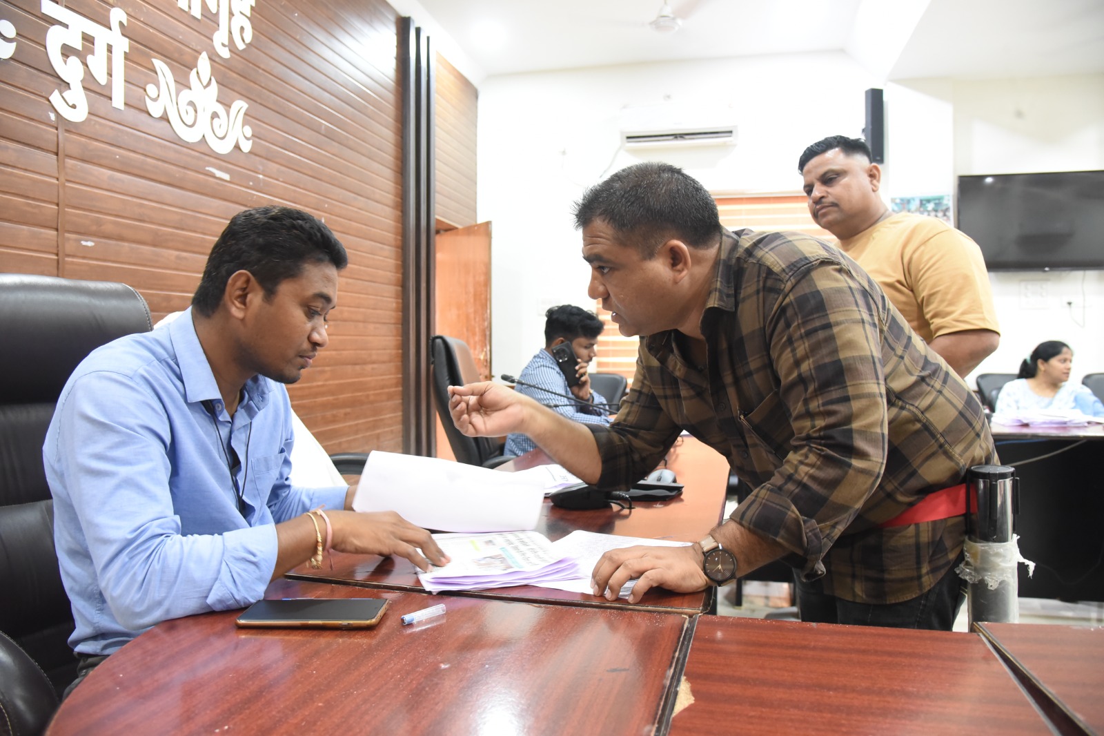 किसानों ने धान बिक्री व खाद वितरण केंद्र पुनः सेलूद में स्थानांतरित करने की मांग की किसानों ने धान बिक्री व खाद वितरण केंद्र पुनः सेलूद में स्थानांतरित करने की मांग की