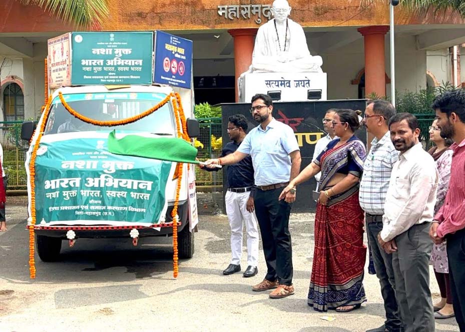 कलेक्टर ने नशा मुक्ति रथ को हरी झंडी दिखाकर किया रवाना कलेक्टर ने नशा मुक्ति रथ को हरी झंडी दिखाकर किया रवाना