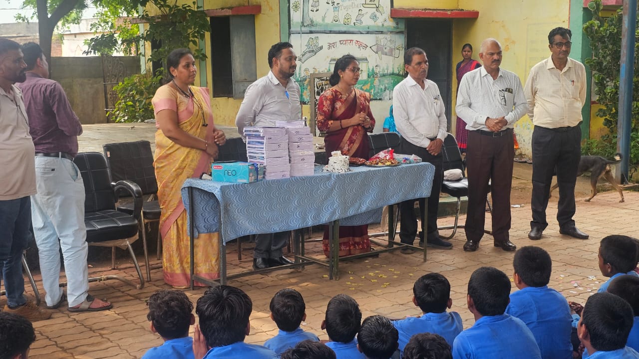 पौष्टिक आहार और मुस्कान के साथ शासकीय कर्मचारियों। ने बच्चों के संग बांटी खुशियाँ पौष्टिक आहार और मुस्कान के साथ शासकीय कर्मचारियों। ने बच्चों के संग बांटी खुशियाँ