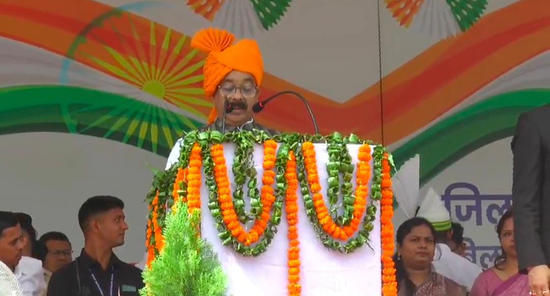 स्वतंत्रता दिवस पर उप मुख्यमंत्री अरूण साव ने किया ध्वजारोहण स्वतंत्रता दिवस पर उप मुख्यमंत्री अरूण साव ने किया ध्वजारोहण