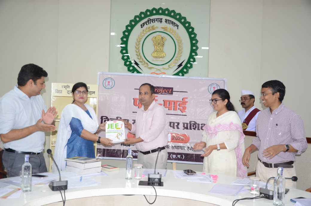 स्मृति पुस्तकालय योजना: कामिनी बावनकर ने जिला प्रशासन को पुस्तकें दान की स्मृति पुस्तकालय योजना: कामिनी बावनकर ने जिला प्रशासन को पुस्तकें दान की