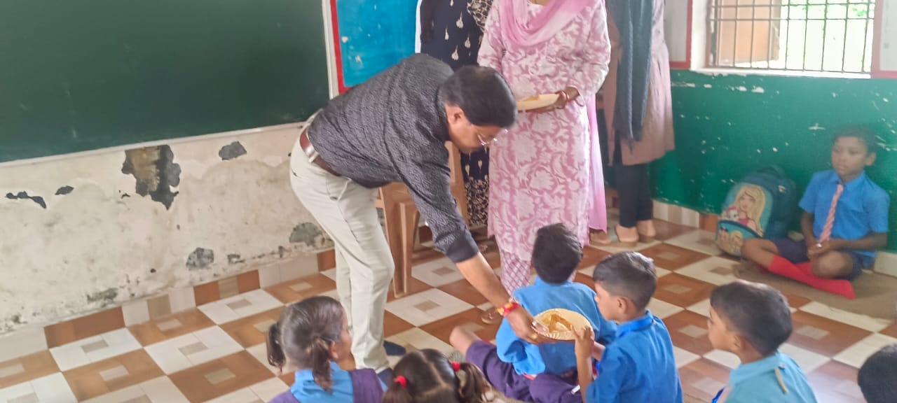 आओ बांटे खुशियां – कर्मचारियों को ई-कार्ड से जन्मदिन की बधाई आओ बांटे खुशियां – कर्मचारियों को ई-कार्ड से जन्मदिन की बधाई