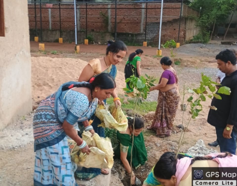 निगम जोन 7 क्षेत्र में स्वच्छता दीदियों ने 300 पौधे किये रोपित निगम जोन 7 क्षेत्र में स्वच्छता दीदियों ने 300 पौधे किये रोपित