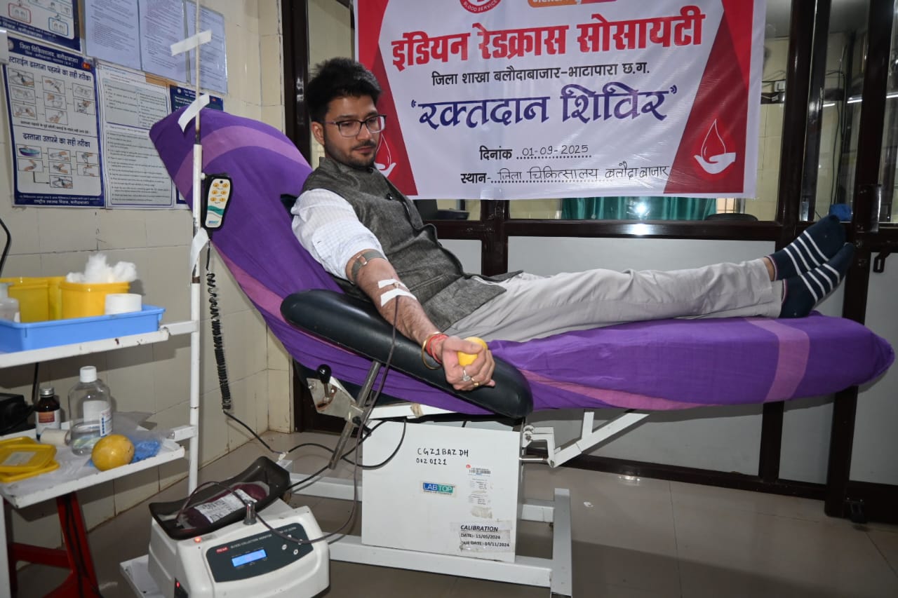 कलेक्टर ने रक्तदान कर लोगों को किया प्रोत्साहित कलेक्टर ने रक्तदान कर लोगों को किया प्रोत्साहित
