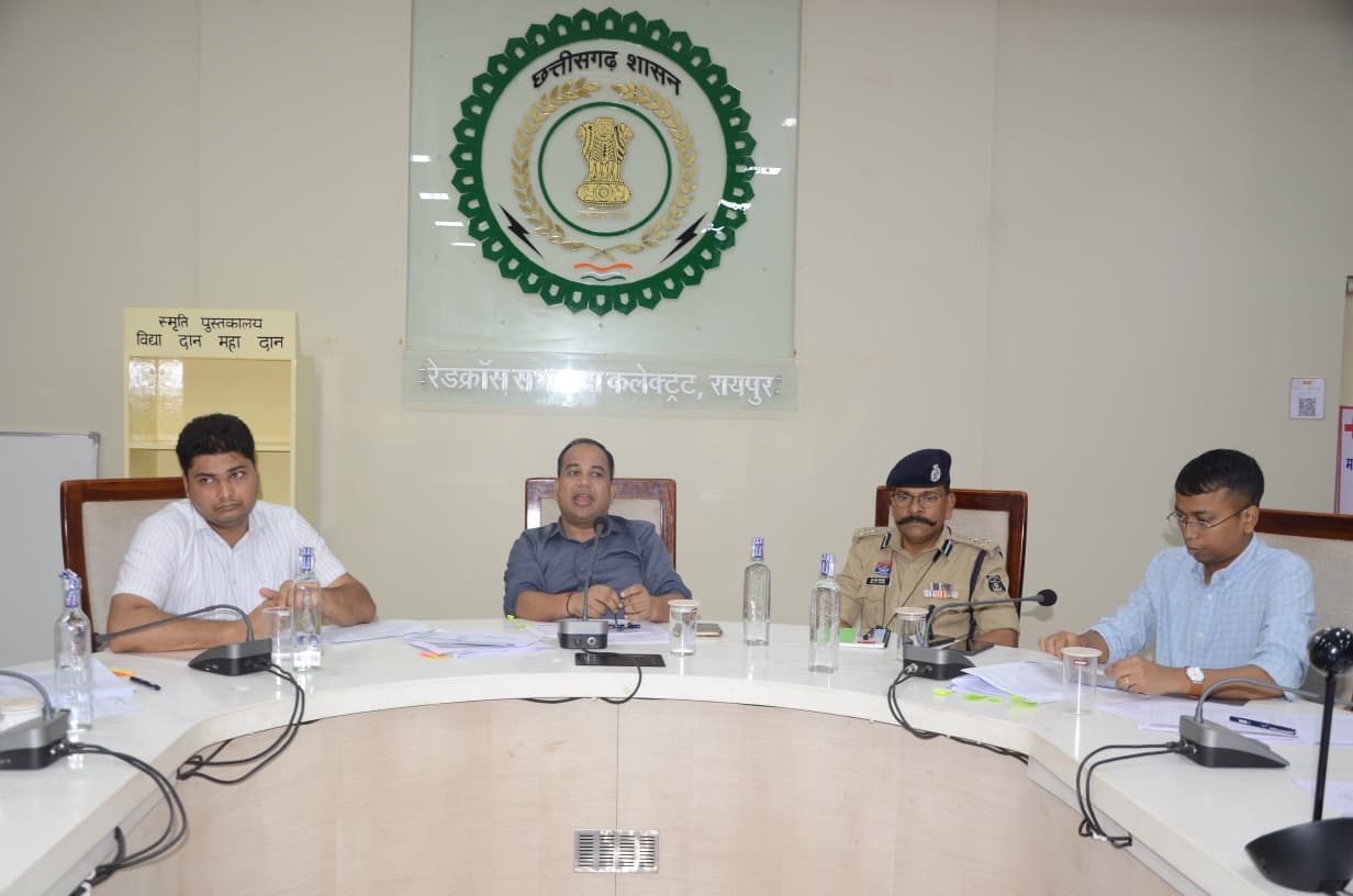 कलेक्टर ने ली समय सीमा की बैठक कलेक्टर ने ली समय सीमा की बैठक