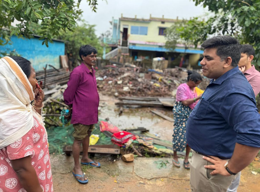 वर्षा की झड़ी के बीच कलेक्टर ने बंगापाल, तुमनार एवं फुंडरी में राहत स्थलों तथा क्षतिग्रस्त मकानों का किया मुआयना वर्षा की झड़ी के बीच कलेक्टर ने बंगापाल, तुमनार एवं फुंडरी में राहत स्थलों तथा क्षतिग्रस्त मकानों का किया मुआयना