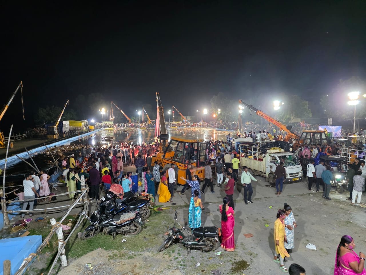 महादेवघाट के पास विसर्जन कुण्ड में 3954 छोटी और 1224 बड़ी गणेश मूर्तियों का विसर्जन महादेवघाट के पास विसर्जन कुण्ड में 3954 छोटी और 1224 बड़ी गणेश मूर्तियों का विसर्जन