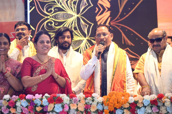 श्रीगणेश मूर्ति विसर्जन चल झांकी नगर निगम के मंच पर मुख्यमंत्री साय का महापौर मीनल ने किया स्वागत श्रीगणेश मूर्ति विसर्जन चल झांकी नगर निगम के मंच पर मुख्यमंत्री साय का महापौर मीनल ने किया स्वागत