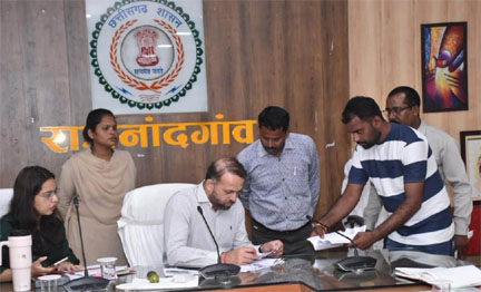 कलेक्टर ने जनदर्शन में पहुंचे जनसामान्य की सुनी शिकायत एवं समस्याएं कलेक्टर ने जनदर्शन में पहुंचे जनसामान्य की सुनी शिकायत एवं समस्याएं