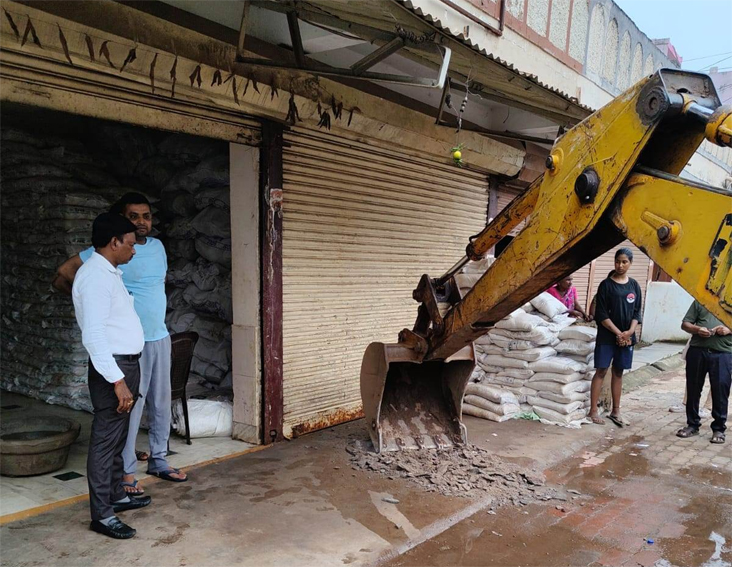 निगम ने नाली के उपर से अवैध अतिक्रमण को हटाया निगम ने नाली के उपर से अवैध अतिक्रमण को हटाया