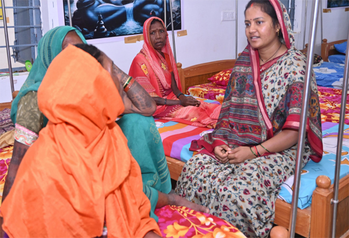 मंत्री लक्ष्मी राजवाड़े ने बलरामपुर में विभिन्न संस्थाओं का किया निरीक्षण मंत्री लक्ष्मी राजवाड़े ने बलरामपुर में विभिन्न संस्थाओं का किया निरीक्षण