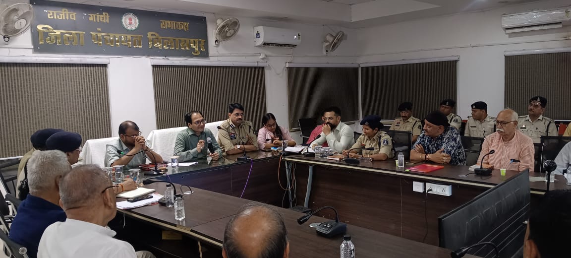 दुर्गा उत्सव की तैयारियों को लेकर शांति समिति की बैठक, ट्रैफिक और सुरक्षा पर विशेष जोर दुर्गा उत्सव की तैयारियों को लेकर शांति समिति की बैठक, ट्रैफिक और सुरक्षा पर विशेष जोर