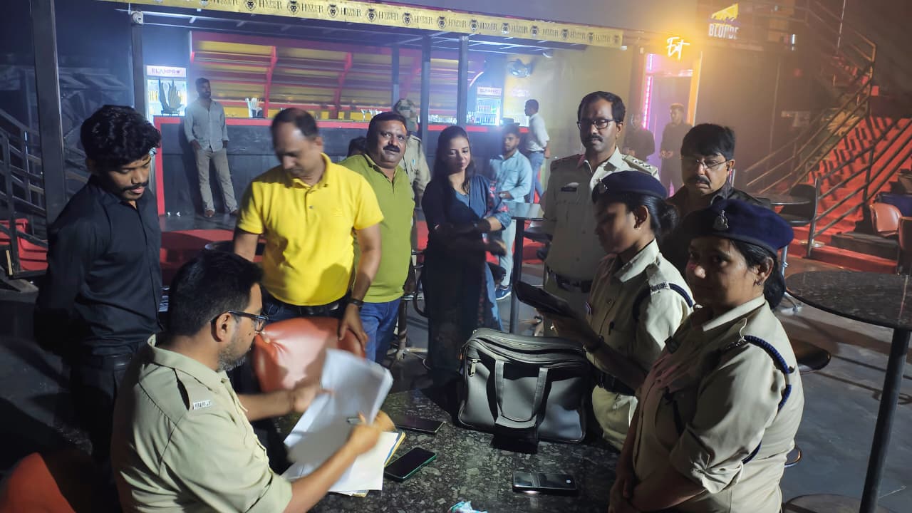 रायपुर जिले में अवैध शराब पर आबकारी विभाग का सख्त एक्शन जारी रायपुर जिले में अवैध शराब पर आबकारी विभाग का सख्त एक्शन जारी