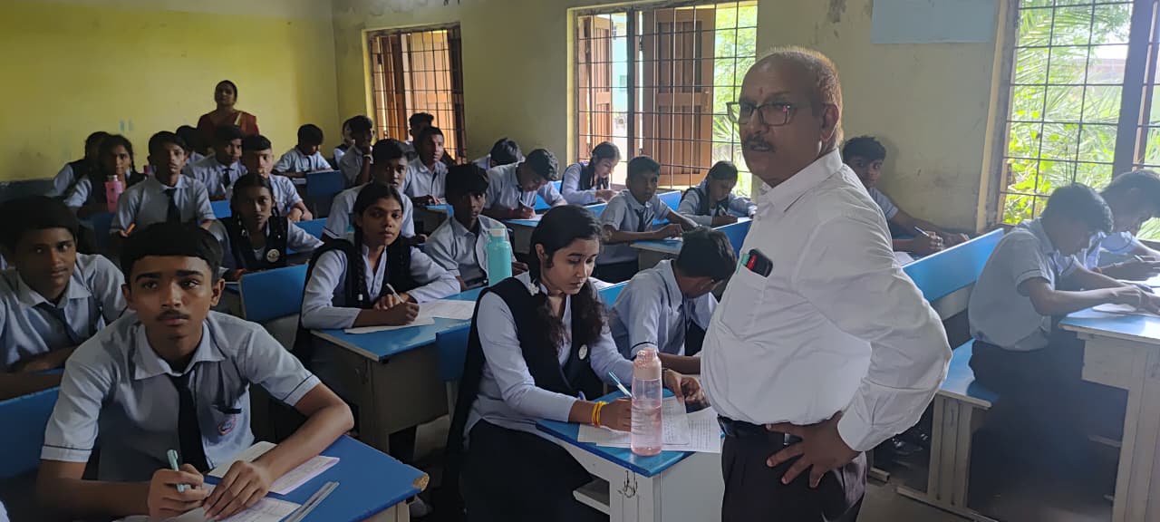 जिला शिक्षा अधिकारी ने विभिन्न स्कूलों का किया निरीक्षण जिला शिक्षा अधिकारी ने विभिन्न स्कूलों का किया निरीक्षण