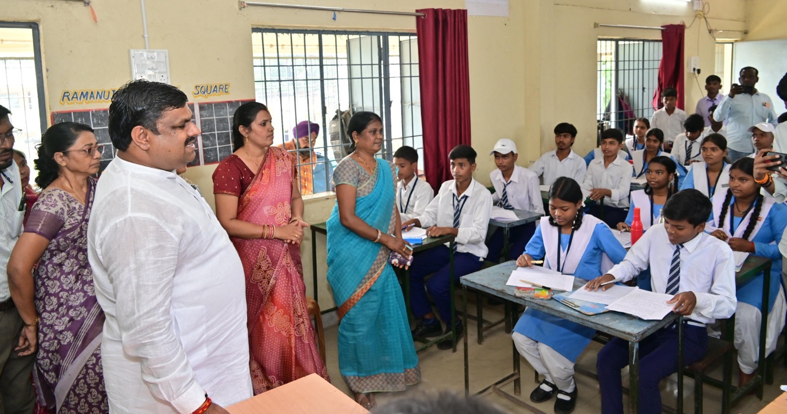 स्कूल शिक्षा मंत्री श्री गजेन्द्र यादव ने दुर्ग के सिकोलाभांठा स्कूल का किया निरीक्षण, बच्चों से किया सीधा संवाद स्कूल शिक्षा मंत्री श्री गजेन्द्र यादव ने दुर्ग के सिकोलाभांठा स्कूल का किया निरीक्षण, बच्चों से किया सीधा संवाद