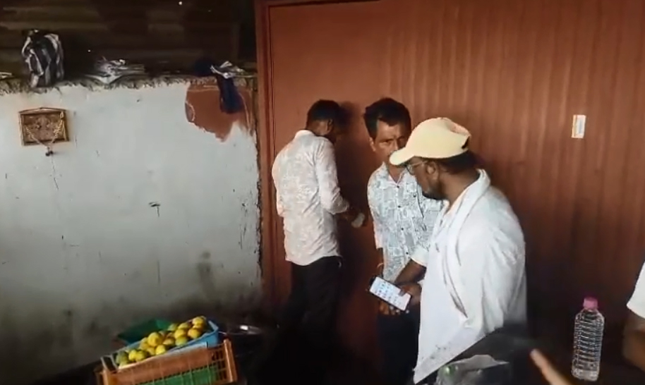 गंदगी एवं सिंगल यूज प्लास्टिक मिलने पर दो शराब दुकान सीलबद , 25-25 हजार रूपये जुर्माना लगा गंदगी एवं सिंगल यूज प्लास्टिक मिलने पर दो शराब दुकान सीलबद , 25-25 हजार रूपये जुर्माना लगा