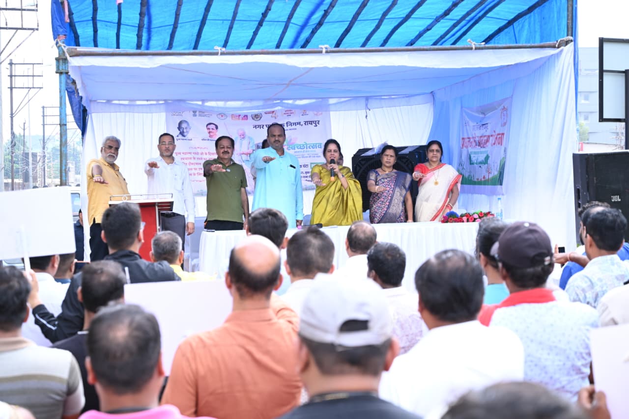 महापौर मीनल चौबे, सभापति सूर्यकान्त राठौड़ सहित निगम टीम ने तेलीबाँधा में श्रमदान कर सफाई की महापौर मीनल चौबे, सभापति सूर्यकान्त राठौड़ सहित निगम टीम ने तेलीबाँधा में श्रमदान कर सफाई की