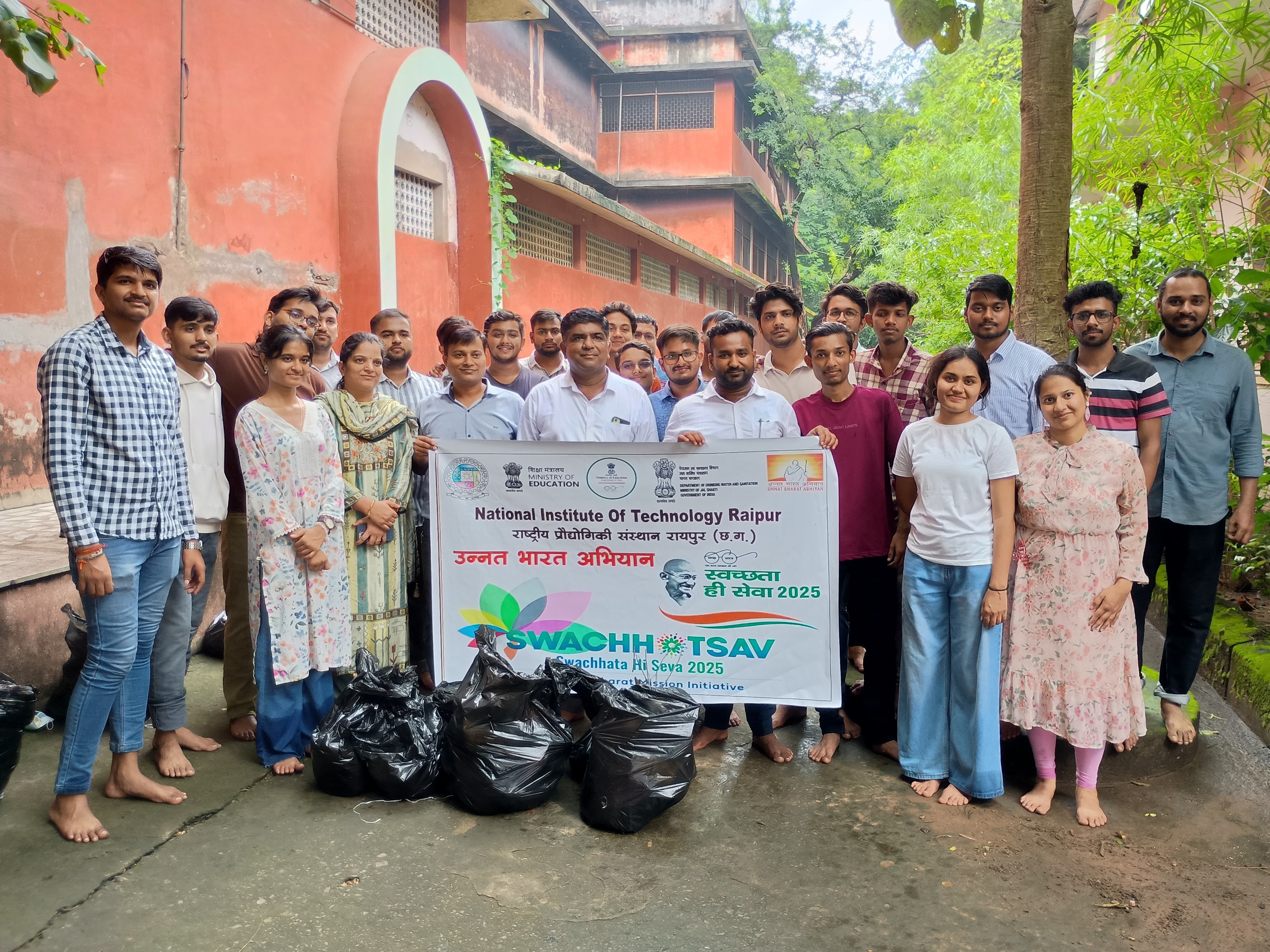 एनआईटी रायपुर ने चंपारण में चलाया स्वच्छता अभियान एनआईटी रायपुर ने चंपारण में चलाया स्वच्छता अभियान