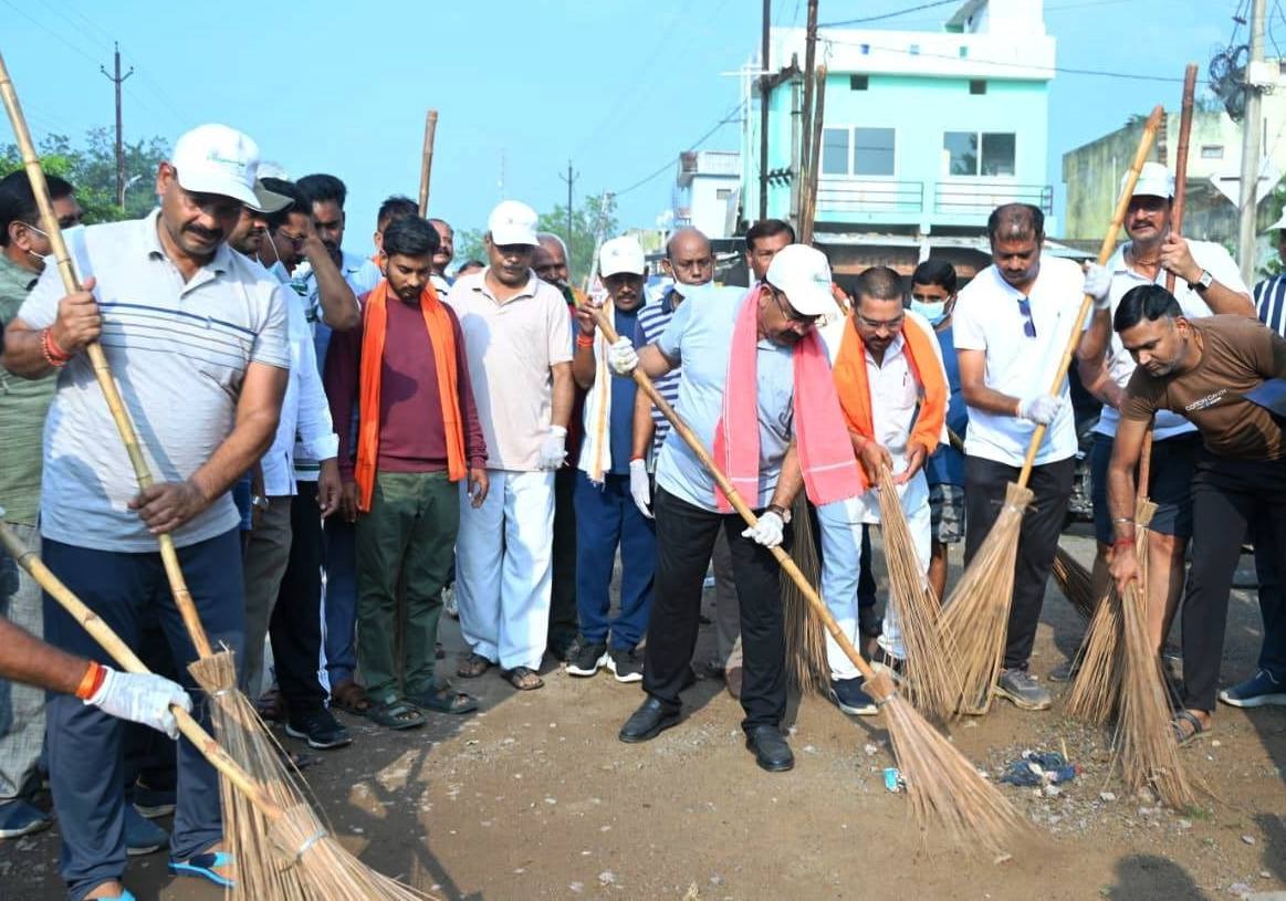उप मुख्यमंत्री अरुण साव की अगुवाई में महामाया मंदिर से अस्पताल तक सफाई उप मुख्यमंत्री अरुण साव की अगुवाई में महामाया मंदिर से अस्पताल तक सफाई