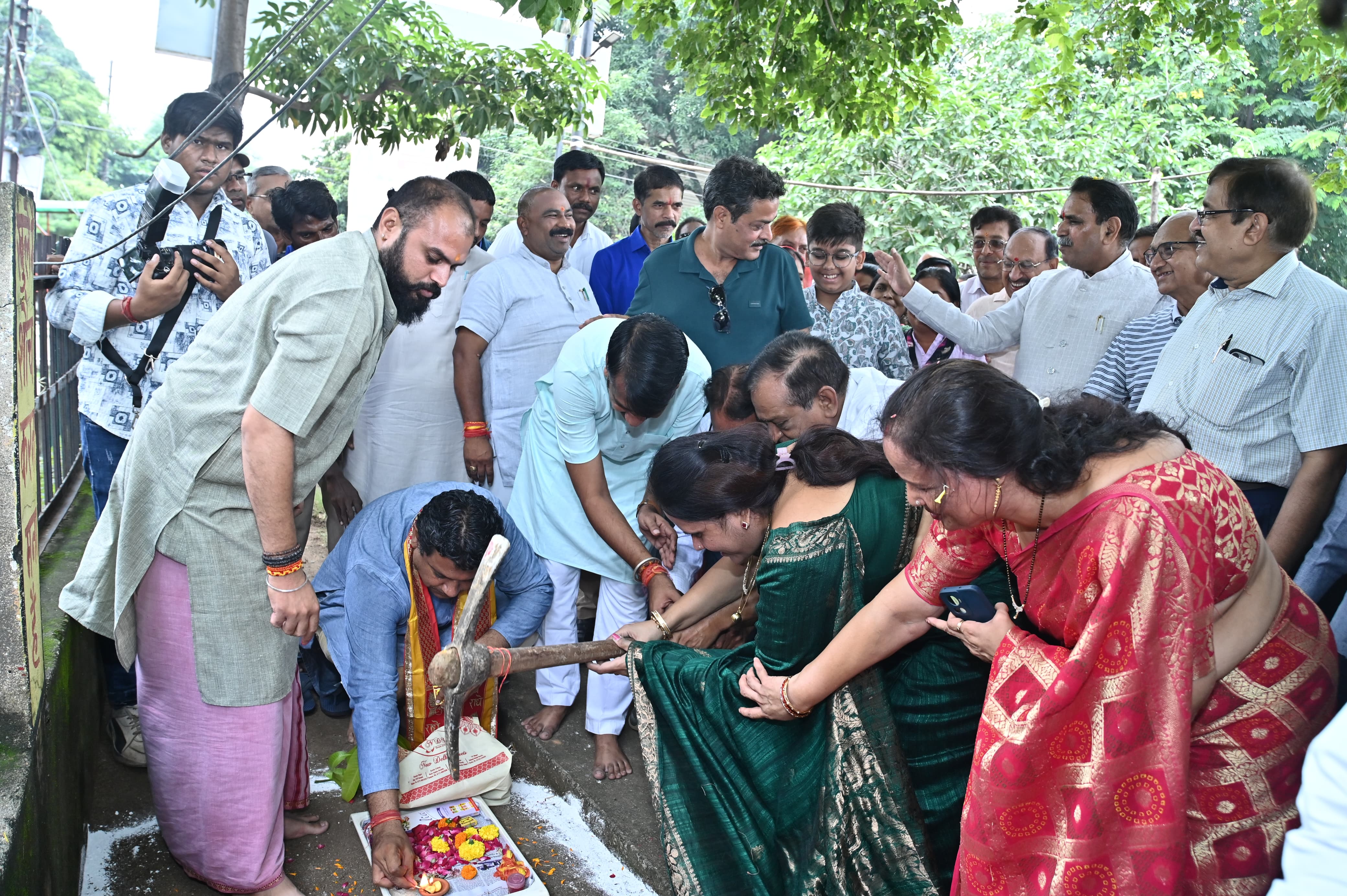 नगर निगम जोन 7 के स्वामी आत्मानंद वार्ड में दशहरा उद्यान निर्माण एवं पेवर लगाने कार्य 23 लाख में और स्ट्रीट लाईटिंग कर प्रकाश व्यवस्था का कार्य 7 लाख में शीघ्र होगा नगर निगम जोन 7 के स्वामी आत्मानंद वार्ड में दशहरा उद्यान निर्माण एवं पेवर लगाने कार्य 23 लाख में और स्ट्रीट लाईटिंग कर प्रकाश व्यवस्था का कार्य 7 लाख में शीघ्र होगा