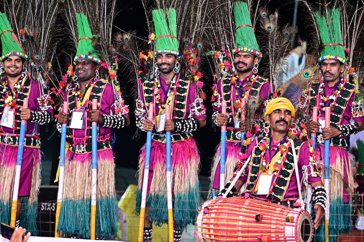 रजत जयंती छत्तीसगढ़ राज्य स्थापना दिवस पर बिलासपुर के गेड़ी नृत्य दल की प्रस्तुति का प्रधानमंत्री नरेंद्र मोदी ने लिया आनंद रजत जयंती छत्तीसगढ़ राज्य स्थापना दिवस पर बिलासपुर के गेड़ी नृत्य दल की प्रस्तुति का प्रधानमंत्री नरेंद्र मोदी ने लिया आनंद