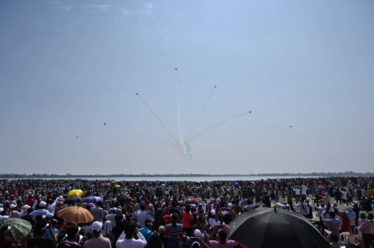 राज्योत्सव पर वायु सेना की टीम का रोमांचक एयर शो, सेंध जलाशय के ऊपर आसमां में गूंजा 'जय जोहार' और 'छत्तीसगढ़िया सबले बढ़िया' राज्योत्सव पर वायु सेना की टीम का रोमांचक एयर शो, सेंध जलाशय के ऊपर आसमां में गूंजा 'जय जोहार' और 'छत्तीसगढ़िया सबले बढ़िया'