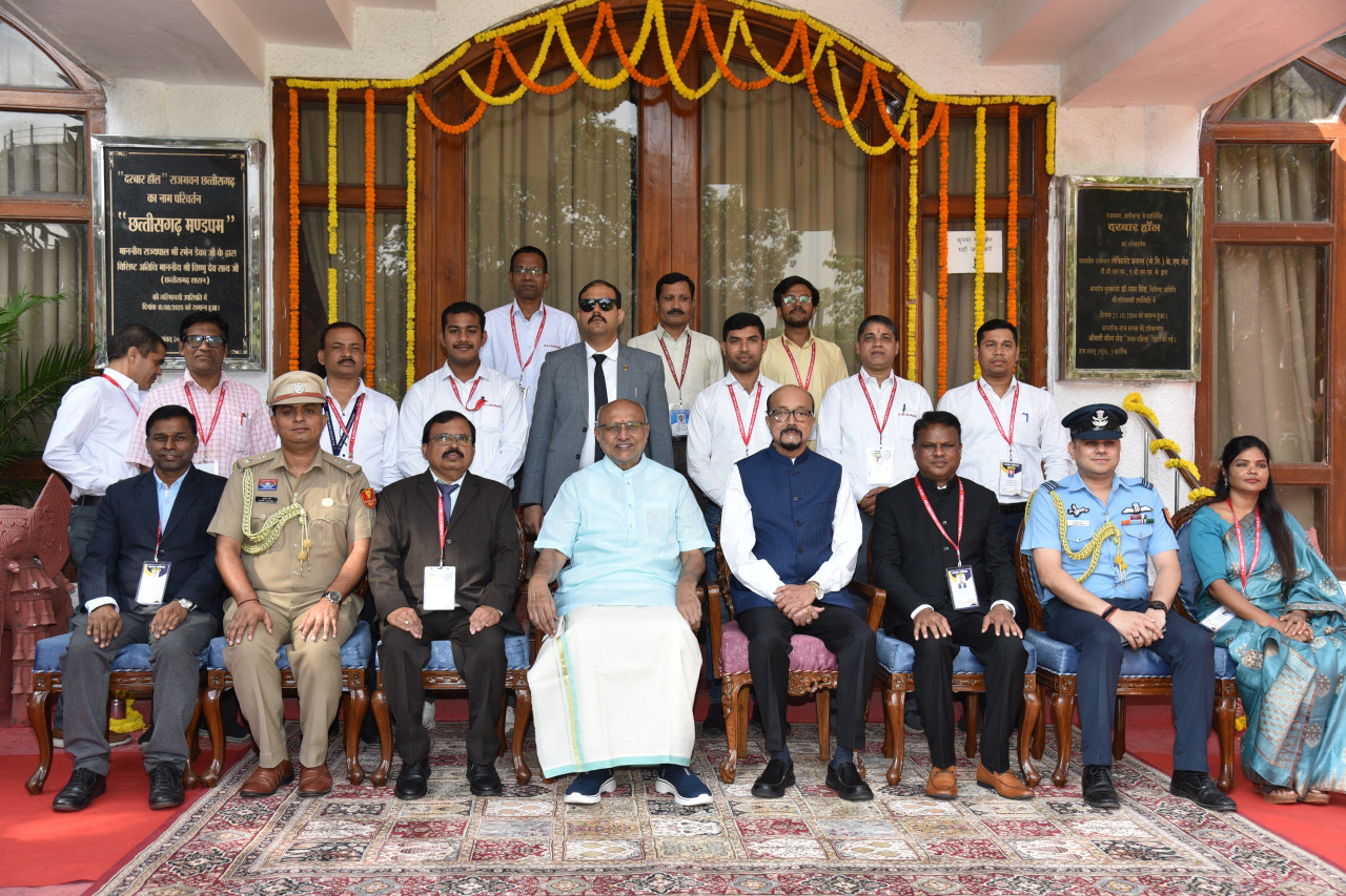 उप राष्ट्रपति ने राजभवन परिवार के साथ कराई फोटोग्राफी उप राष्ट्रपति ने राजभवन परिवार के साथ कराई फोटोग्राफी