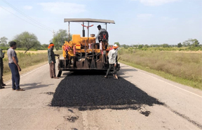 राजनांदगांव-अर्जुंदा-गुंडरदेही मार्ग पर मरम्मत कार्य जारी राजनांदगांव-अर्जुंदा-गुंडरदेही मार्ग पर मरम्मत कार्य जारी