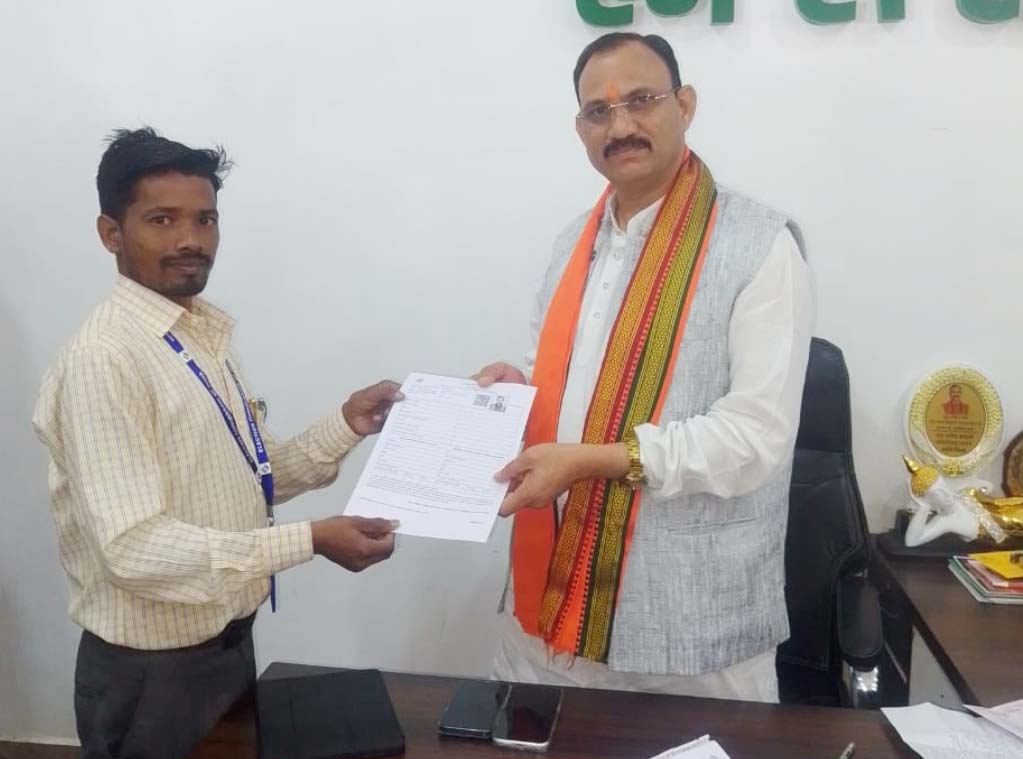 स्वास्थ्य मंत्री श्याम बिहारी जायसवाल को बीएलओ ने सौंपा ईएफ फॉर्म स्वास्थ्य मंत्री श्याम बिहारी जायसवाल को बीएलओ ने सौंपा ईएफ फॉर्म