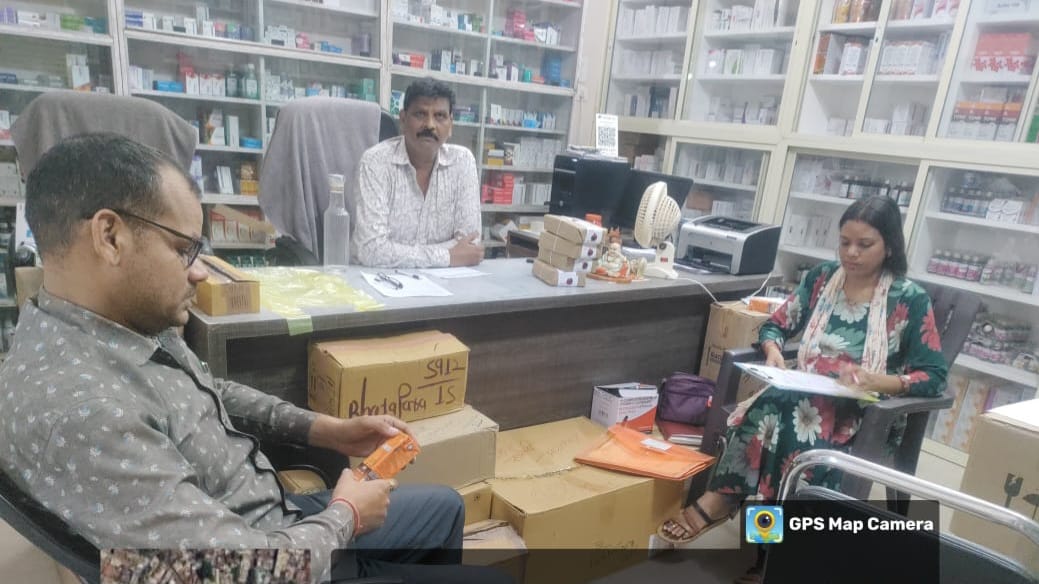 खाद्य एवं औषधि प्रशासन की टीम ने मेडिकल स्टोर्स एवं फार्मेसी का किया निरीक्षण खाद्य एवं औषधि प्रशासन की टीम ने मेडिकल स्टोर्स एवं फार्मेसी का किया निरीक्षण