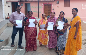 घर-घर पहुंचकर बीएलओ द्वारा मतदाताओं को गणना प्रपत्र का वितरण घर-घर पहुंचकर बीएलओ द्वारा मतदाताओं को गणना प्रपत्र का वितरण