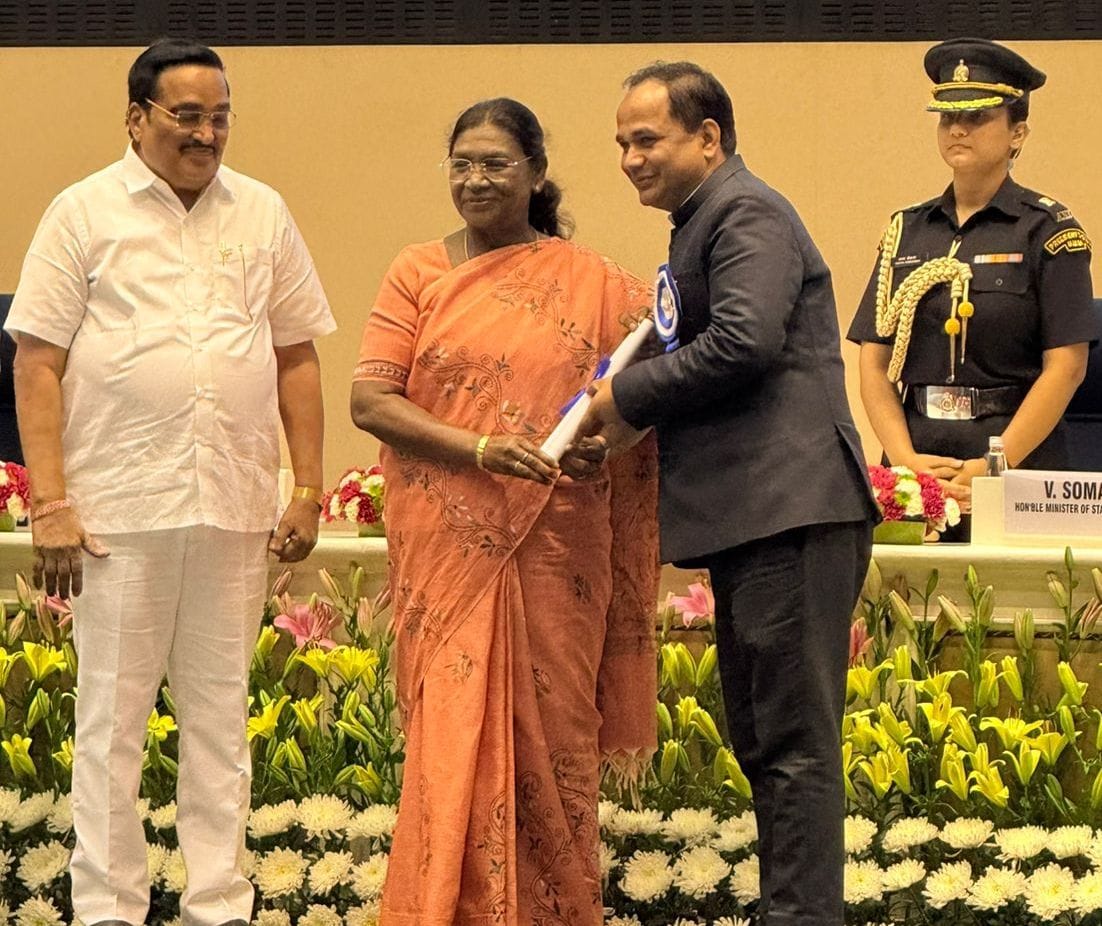 राष्ट्रपति द्रौपदी मुर्मु ने रायपुर जिले को किया सम्मानित राष्ट्रपति द्रौपदी मुर्मु ने रायपुर जिले को किया सम्मानित