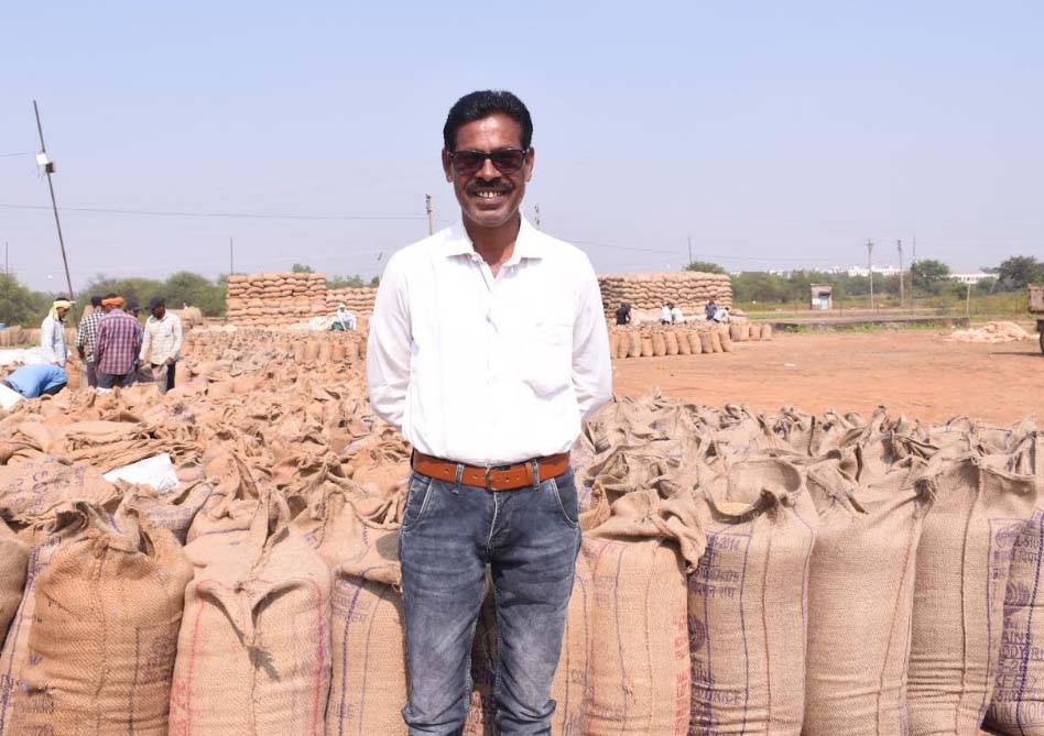 किसान जानीवाकर के चेहरे पर धान बिक्री से आई मुस्कान किसान जानीवाकर के चेहरे पर धान बिक्री से आई मुस्कान