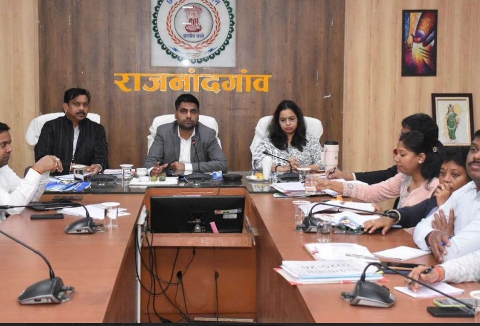 शासन की विभिन्न योजनाओं के तहत जिले तथा शहर के विकास के लिए सभी अधिकारी प्रतिबद्धतापूर्वक करें कार्य : कलेक्टर शासन की विभिन्न योजनाओं के तहत जिले तथा शहर के विकास के लिए सभी अधिकारी प्रतिबद्धतापूर्वक करें कार्य : कलेक्टर