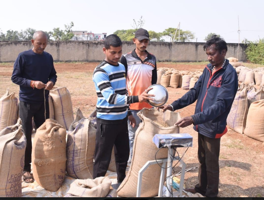 राजनांदगांव जिले में धान की खरीदी अभियान से किसानों में हर्ष व्याप्त राजनांदगांव जिले में धान की खरीदी अभियान से किसानों में हर्ष व्याप्त