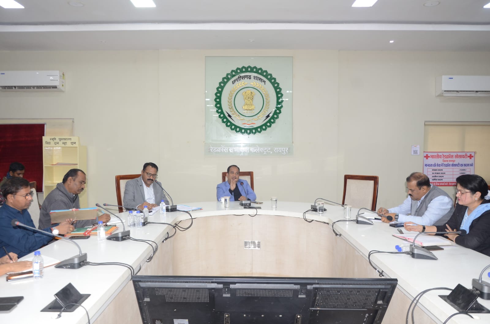 कलेक्टर ने रायपुर साहित्य उत्सव को लेकर निजी स्कूलों के प्राचार्य एवं साहित्यकारों की ली बैठक कलेक्टर ने रायपुर साहित्य उत्सव को लेकर निजी स्कूलों के प्राचार्य एवं साहित्यकारों की ली बैठक