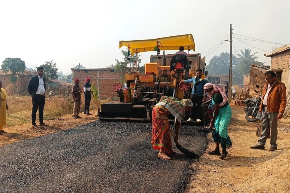 प्लास्टिक से सड़क, पर्यावरण की सुरक्षा और विकास की नई डगर प्लास्टिक से सड़क, पर्यावरण की सुरक्षा और विकास की नई डगर
