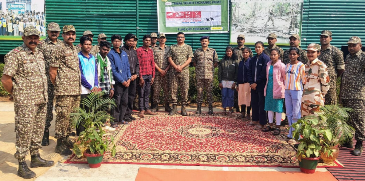 आईटीबीपी ने आदिवासी इलाके के युवाओं को शैक्षणिक भ्रमण पर इंदौर भेजा आईटीबीपी ने आदिवासी इलाके के युवाओं को शैक्षणिक भ्रमण पर इंदौर भेजा