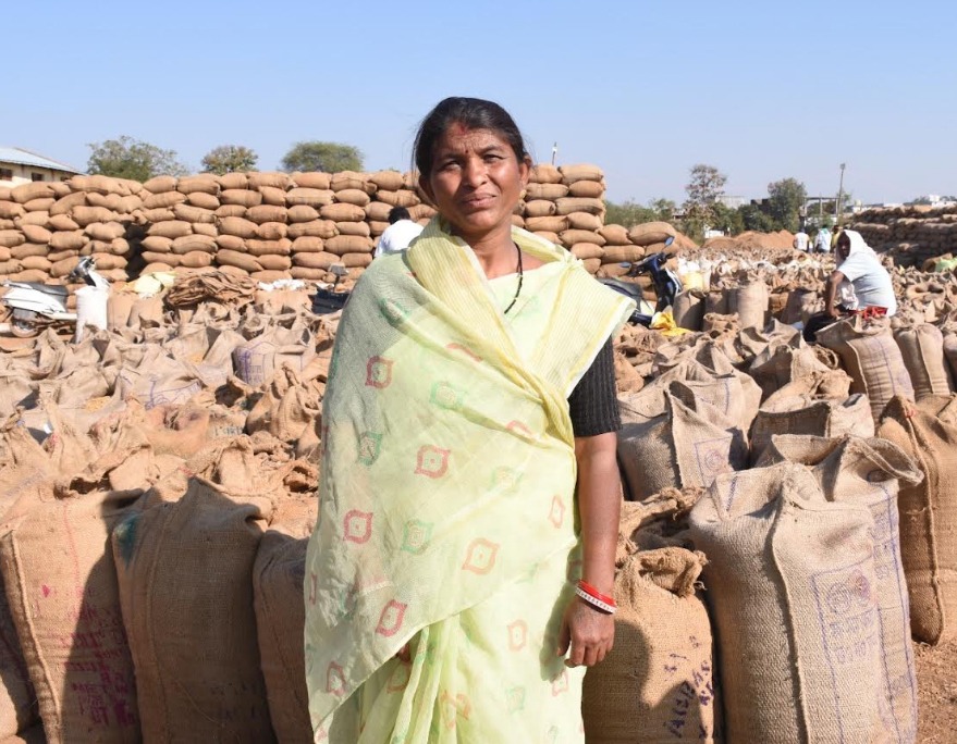 धान बिक्री से लक्ष्मी के घर आई समृद्धि धान बिक्री से लक्ष्मी के घर आई समृद्धि